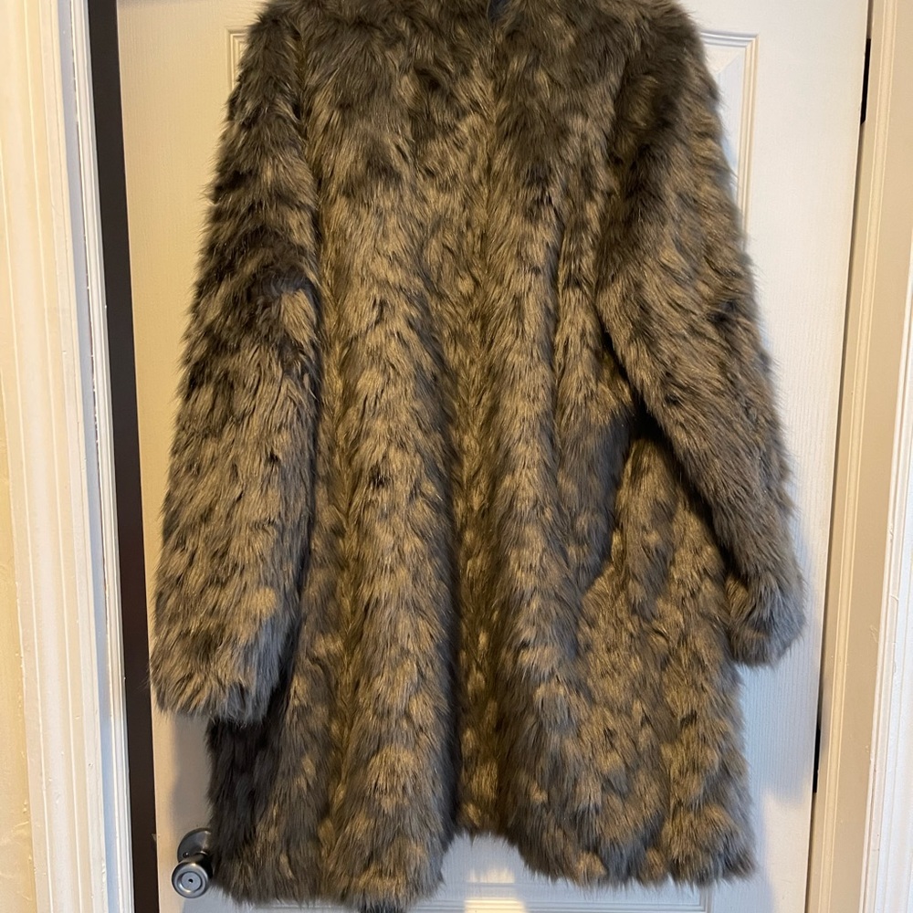 Vera wang grey faux fur coat - Picture 7 of 8